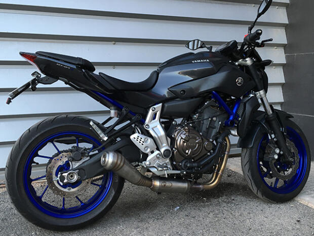 Échappement Yamaha MT-07 dans le carbone GP style