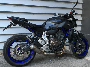 Échappement Yamaha MT-07 dans le carbone GP style