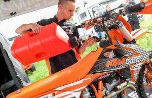 Polisport Rennsport Motorsport Kraftstoff Benzin...