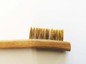 Zündkerzenbürste mit Messingborsten und Holzgriff