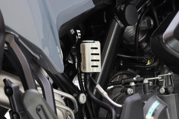 Schutz für den hinteren Bremsflüssigkeitsbehälter. Gebürsteter Edelstahl