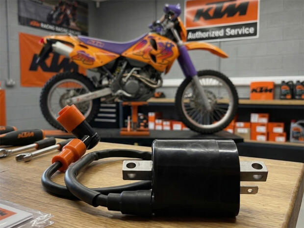 Ignitation coil for KTM 125 LC2 includes spark plug connector